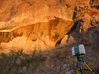 (Un instrumento LIDAR, realizando escaneos de una falla expuesta en el Dicie Valley de Nevada.) (Foto: E. Brodsky)