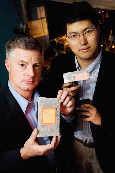 (Gary Eden, a la izquierda, y Sung-Jin Park, han trabajado en el invento.) (Foto: L. Brian Stauffer)