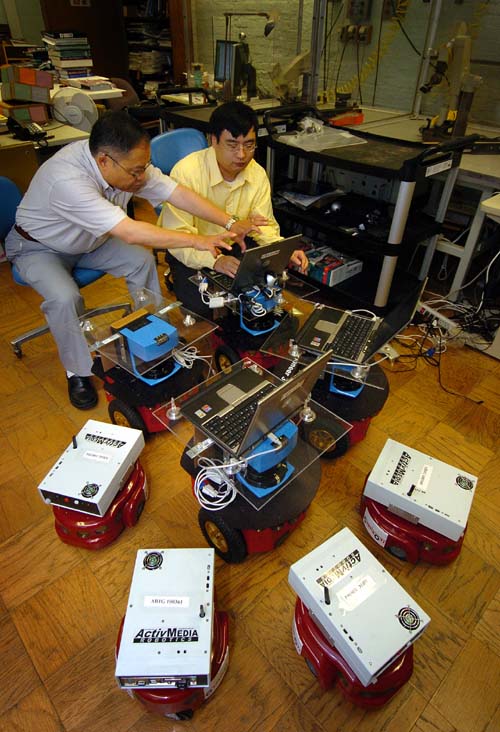 (C.S. George Lee, a la izquierda, y H. Jacky Chang, han trabajado en los nuevos robots.) (Foto: Purdue News Service/David Umberger)