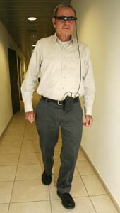 (El Prof. Yoram Baram demuestra el dispositivo.) (Foto: ATS)