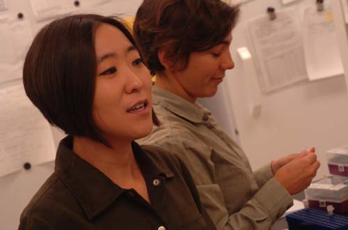 (Cheryl Hayashi, a la izquierda, y Nadia Ayoub.) (Foto: UCR Strategic Communications)