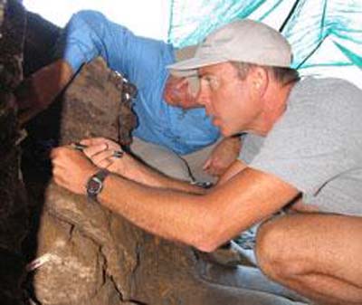  (Un paleoantropólogo trabaja en el yacimiento.) (Foto: ASU)
