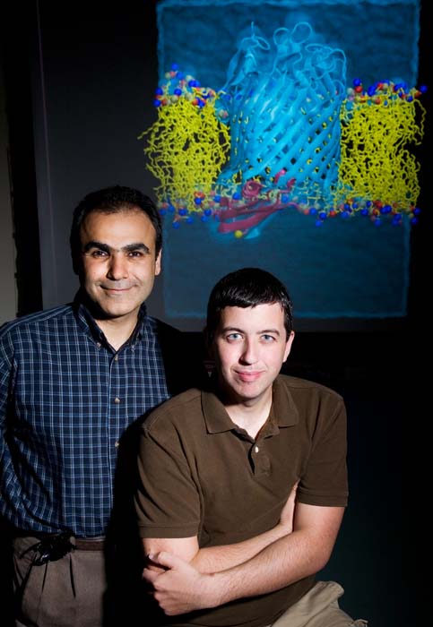 (Emad Tajkhorshid y James Gumbart utilizaron los programas de simulación.) (Foto: L. Brian Stauffer)