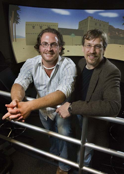 (Robert R. Cargill y William M. Schniedewind, frente a su modelo virtual.) (Foto: Reed Hutchinson/UCLA)