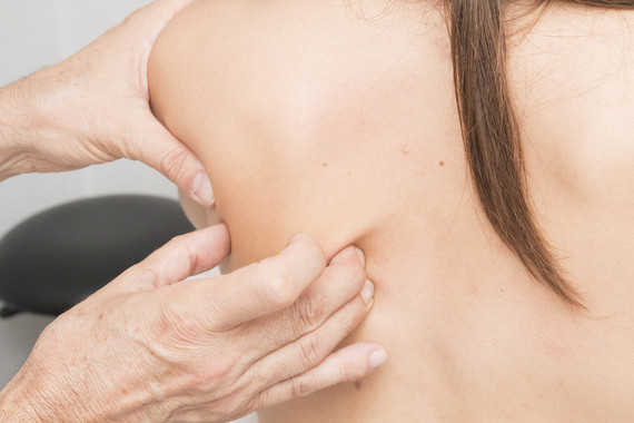 Para calcular la distancia entre las vértebras y comprobar que la espalda mantiene una posición adecuada, este dispositivo está formado por sensores que se colocan sobre la columna lumbar con un adhesivo no tóxico y de esta forma permite monitorizar cada segmento de la columna vertebral / Fundación Descubre